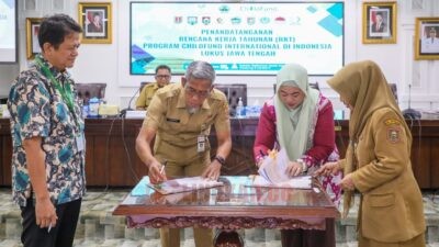 Pemerintah Provinsi Jawa Tengah dan ChildFund International Indonesia menandatangani Rencana Kerja Tahunan (RKT) dengan ChildFun Internasional Indonesia di kompleks Kantor Gubernur Jateng, Senin (3/11/2025). Foto: dokumentasi
