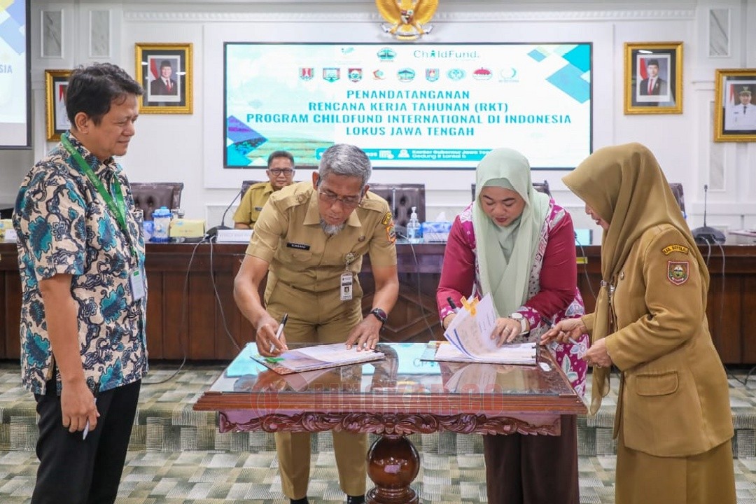 Pemerintah Provinsi Jawa Tengah dan ChildFund International Indonesia menandatangani Rencana Kerja Tahunan (RKT) dengan ChildFun Internasional Indonesia di kompleks Kantor Gubernur Jateng, Senin (3/11/2025). Foto: dokumentasi