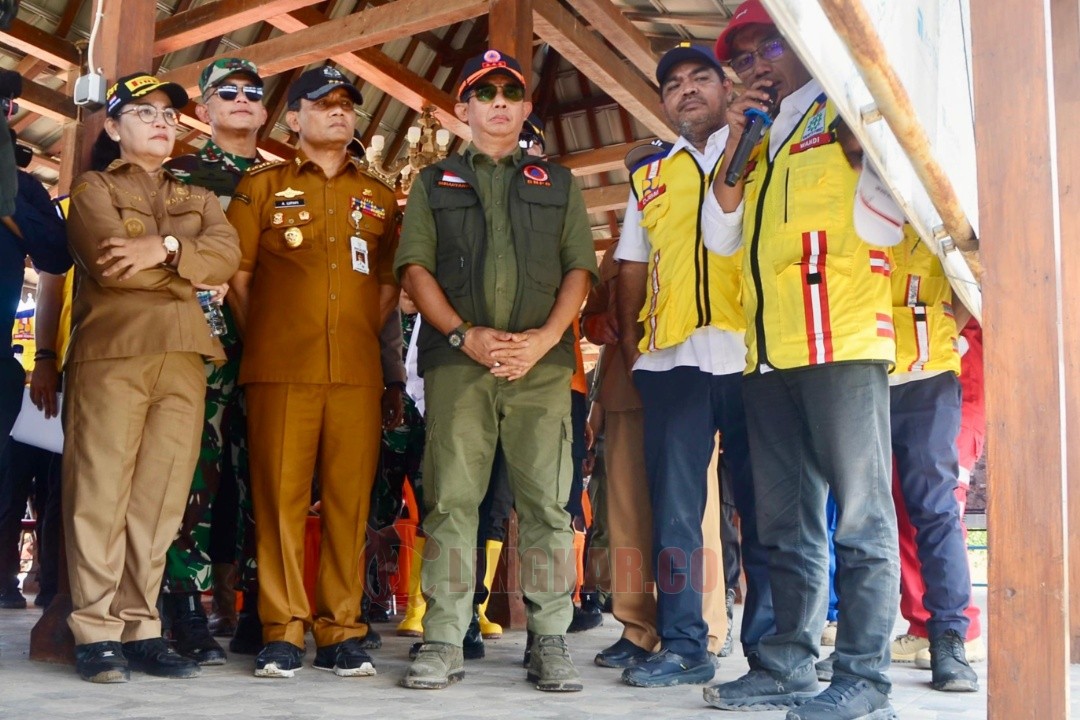 Gubernur Jawa Tengah Ahmad Luthfi bersama Kepala Badan Nasional Penanggulangan Bencana (BNPB), Suharyanto, meninjau rumah pompa Sringin dan Kolam Retensi Terboyo, Kota Semarang