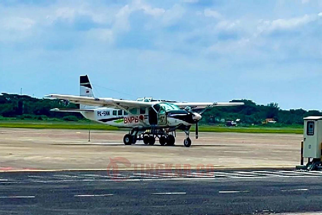 Pesawat terbang yang digunakan untuk membuat rekayasa cuaca. Foto: istimewa