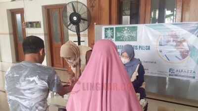 Kegiatan pengobatan gratis yang digelar LPBINU Kota Semarang di serambi Masjid Besar Terboyo Tambakrejo Gayamsari, Rabu (5/11/2025). Foto: Rifqi/Lingkar.co