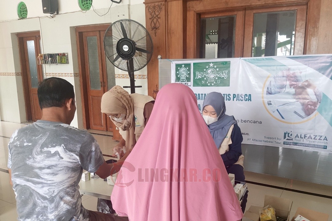Kegiatan pengobatan gratis yang digelar LPBINU Kota Semarang di serambi Masjid Besar Terboyo Tambakrejo Gayamsari, Rabu (5/11/2025). Foto: Rifqi/Lingkar.co