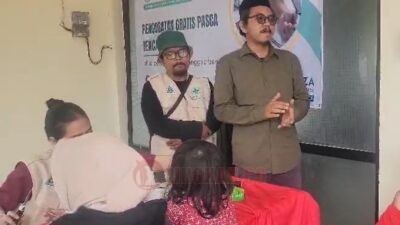 Ketua LKA Jateng dr Muhammad Hayyi Wildani saat melakukan sosialisasi kesehatan disela kegiatan pengobatan gratis di Halaman Kantor Kelurahan Kaligawe Gayamsari Semarang, Selasa (4/11/2025). Foto: istimewa