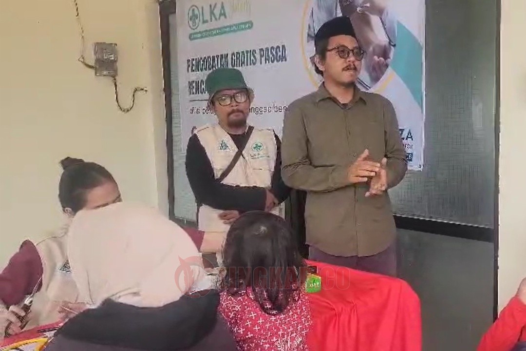 Ketua LKA Jateng dr Muhammad Hayyi Wildani saat melakukan sosialisasi kesehatan disela kegiatan pengobatan gratis di Halaman Kantor Kelurahan Kaligawe Gayamsari Semarang, Selasa (4/11/2025). Foto: istimewa