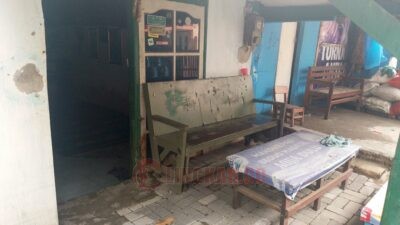 Kondisi teras rumah Ngatini, warga Jl Purwosari, Tambakrejo Gayamsari Kota Semarang saat dikunjungi oleh tim LPBINU Kota Semarang, Rabu (5/11/2025). Siang. Foto: Rifqi/Lingkar.co