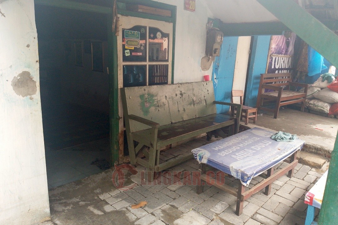 Kondisi teras rumah Ngatini, warga Jl Purwosari, Tambakrejo Gayamsari Kota Semarang saat dikunjungi oleh tim LPBINU Kota Semarang, Rabu (5/11/2025). Siang. Foto: Rifqi/Lingkar.co