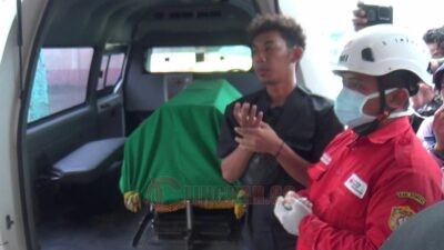 Tim SAR gabungan saat membawa jenazah korban laka air di Kendal. Foto: Yoedhi/Lingkar.co