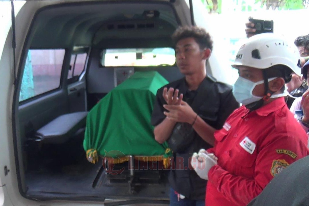 Tim SAR gabungan saat membawa jenazah korban laka air di Kendal. Foto: Yoedhi/Lingkar.co