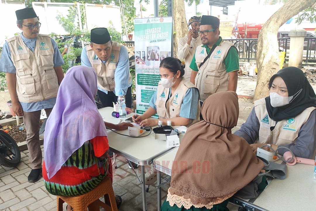 Kegiatan pengobatan gratis ini halaman kantor Kelurahan Kaligawe Kecamatan Gayamsari Kota Semarang, Kamis?-/11/2025). Foto: Rifqi/Lingkar.co