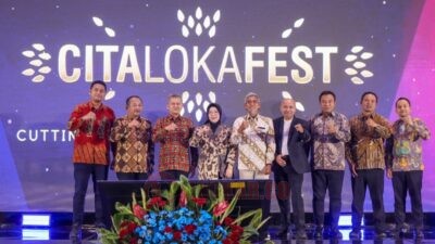 Sekda Jateng Sumarno mewakili Gubernur Ahmad Luthfi menerima penghargaan CitalokaFest 2025, Rabu, (5/11/2025) di Hotel Alila Solo. Foto: dokumentasi