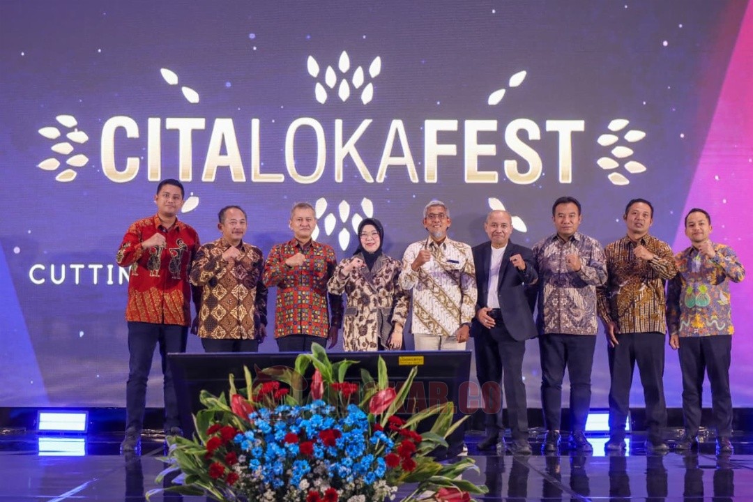 Sekda Jateng Sumarno mewakili Gubernur Ahmad Luthfi menerima penghargaan CitalokaFest 2025, Rabu, (5/11/2025) di Hotel Alila Solo. Foto: dokumentasi