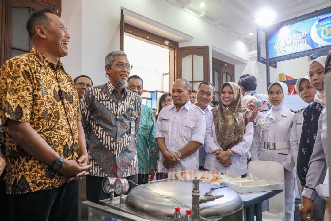 Sekda Jateng Sumarno mewakili Gubernur dan Wakil Gubernur Ahmad Luthfi dan Taj Yasin Maimoen hadir dalam pembukaan Festival Panen Raya Berdikari Jawa Tengah Tahun 2025, di Wisma Perdamaian, Kota Semarang, Kamis (6/11/2025). Foto: dokumentasi
