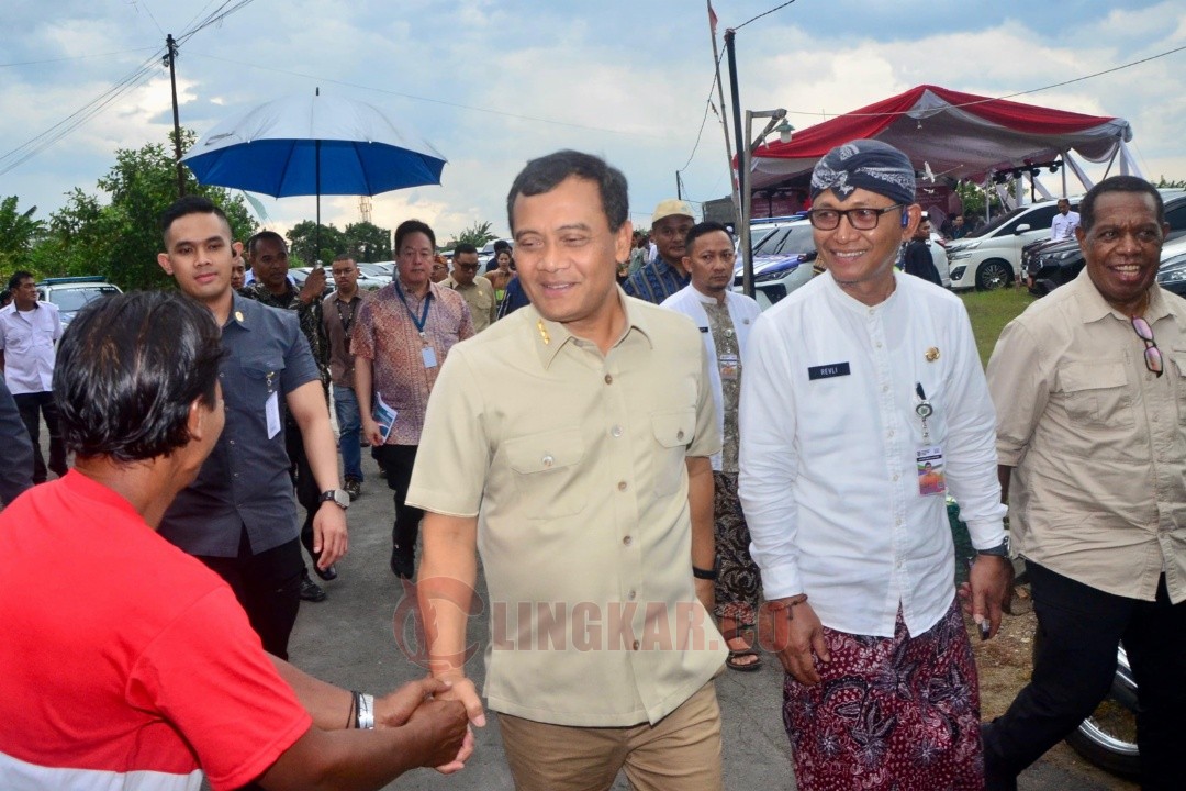 Gubernur Jawa Tengah Ahmad Luthfi saat mendampingi Menteri PKP Maruarar Sirait meninjau salah satu rumah yang dibantu program CSR PT Djarum di Desa Pasuruhan Kidul, Kecamatan Jati, Kabupaten Kudus, Kamis, (6/11/2025). Foto: dokumentasi