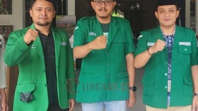 Ketua LKA Jateng (tengah) dr. Muhammad Hayyi Wildani, Sekretaris (kanan) drg. Fauzan Arif Munandar, dan bendahara (kiri), dr. Ahmad Afianto berfoto bersama seusai rapat koordinasi di Banaran Cafe, Semarang, Ahad (9/11/2025) siang. Foto: dokumentasi/istimewa