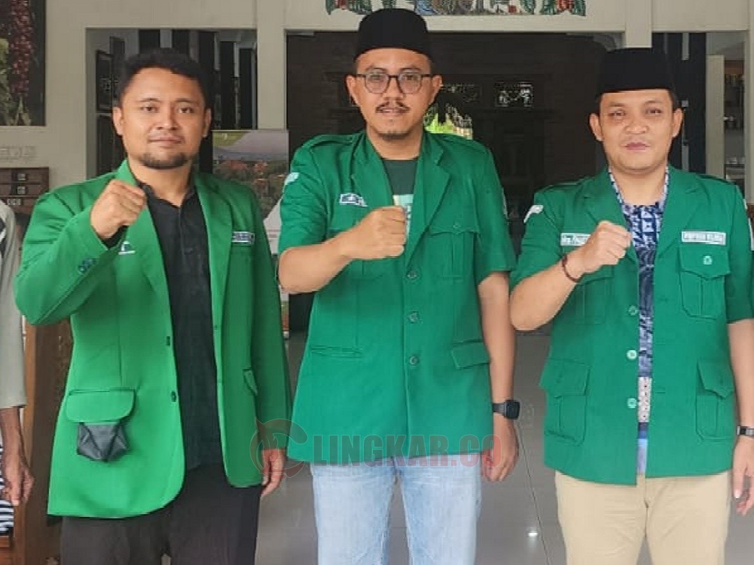 Ketua LKA Jateng (tengah) dr. Muhammad Hayyi Wildani, Sekretaris (kanan) drg. Fauzan Arif Munandar, dan bendahara (kiri), dr. Ahmad Afianto berfoto bersama seusai rapat koordinasi di Banaran Cafe, Semarang, Ahad (9/11/2025) siang. Foto: dokumentasi/istimewa