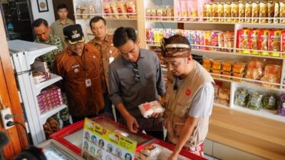 Wakil Presiden Gibran Rakabuming Raka dan Gubernur Jawa Tengah Ahmad Luthfi saat mengunjungi UMKM di Kampung Singkong, Jumat (7/11/2025).