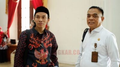 Ketua FKPT Jateng, Dr. Hamidullah Inda (batik merah, kiri) dalam sebuah kesempatan. Foto: dokumentasi/istimewa