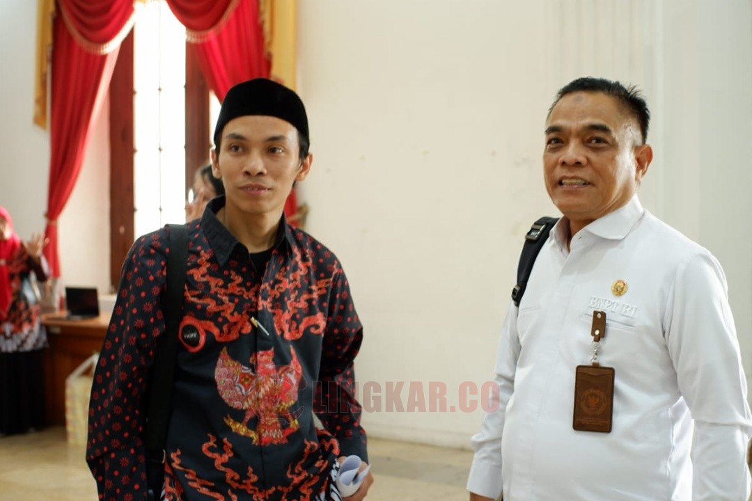 Ketua FKPT Jateng, Dr. Hamidullah Inda (batik merah, kiri) dalam sebuah kesempatan. Foto: dokumentasi/istimewa