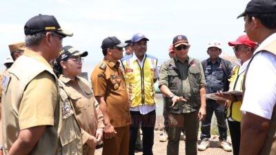 Wali Kota Semarang, Agustina Wilujeng Pramestuti saat mendampingi Kepala BNPB Letjen TNI Suharyanto dan Gubernur Jawa Tengah Ahmad Luthfi meninjau kawasan Kaligawe. (dok Pemkot Semarang)