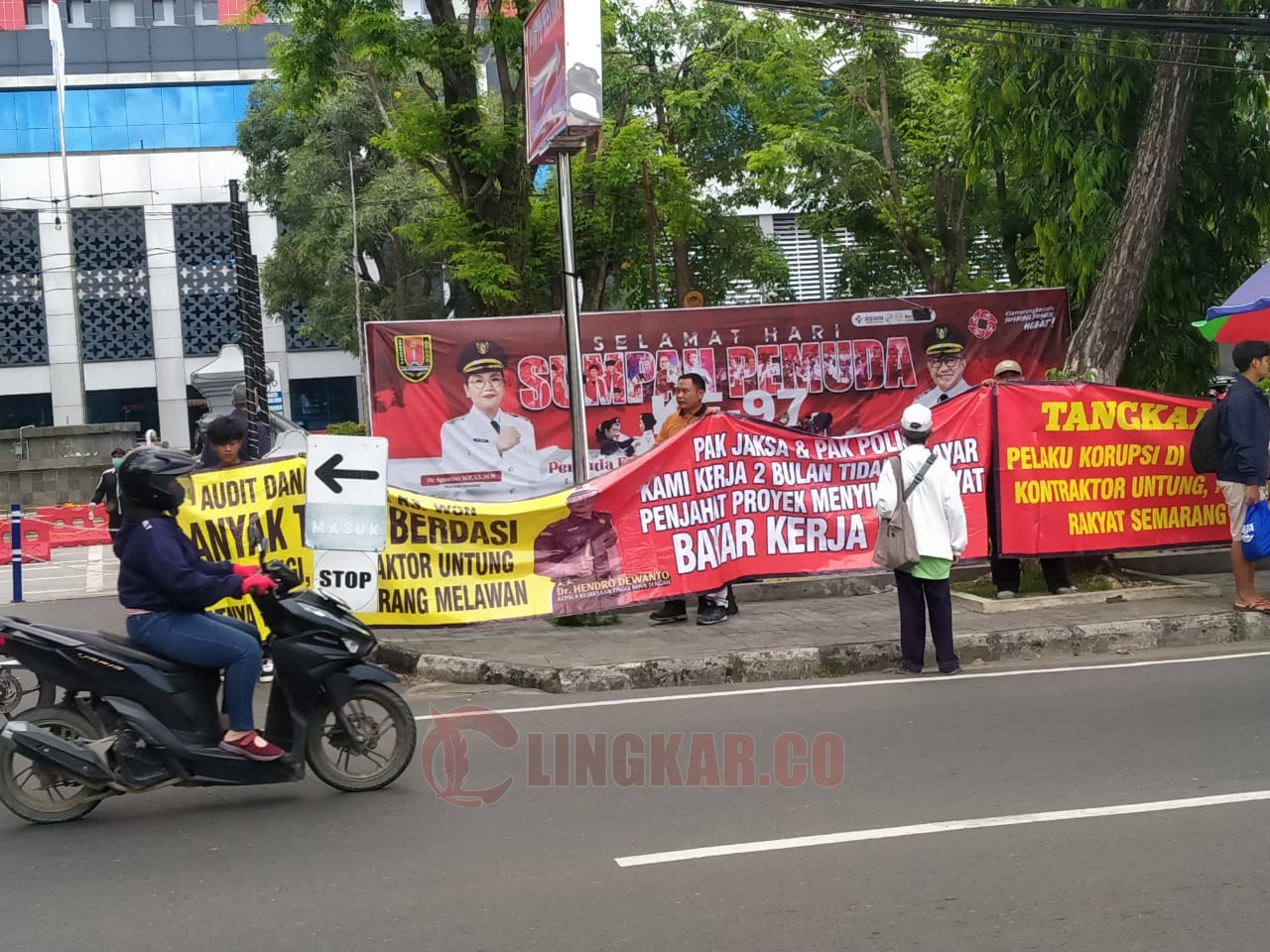 Aksi di depan RS Wongsonegoro. (dok Istimewa)