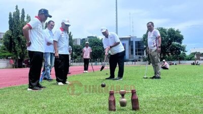 Kepala Dispora Kota Semarang, Pravarta Sadman saat mencoba olahraga Woodball. (dok KONI Semarang)