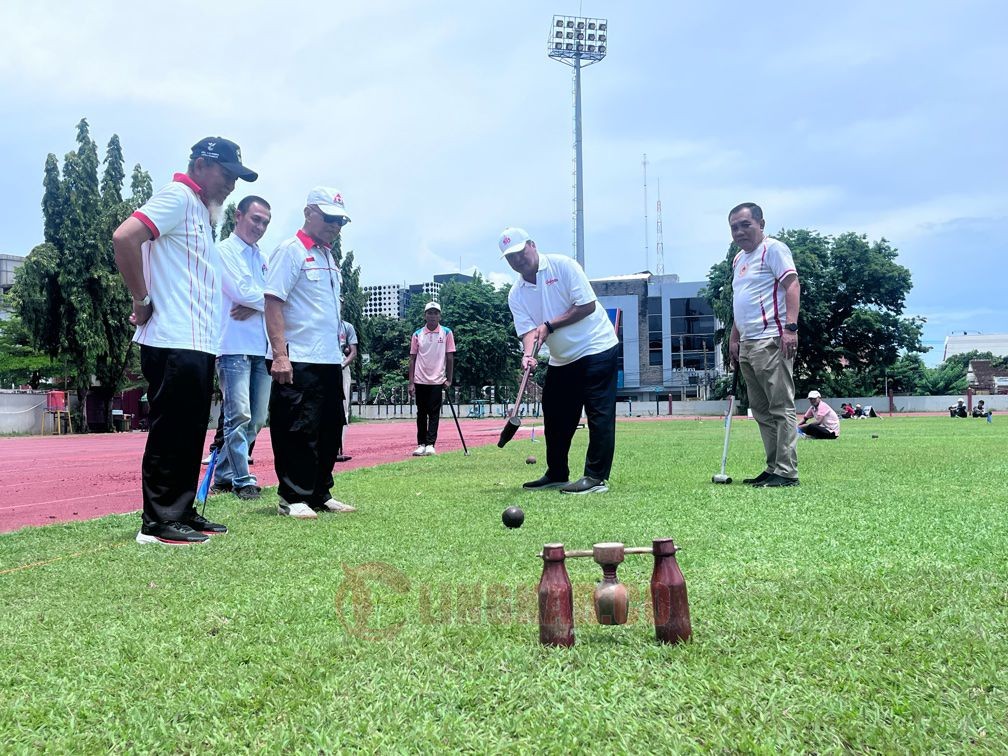 Kepala Dispora Kota Semarang, Pravarta Sadman saat mencoba olahraga Woodball. (dok KONI Semarang)