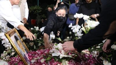 Wali Kota Semarang, Agustina Wilujeng menyambangi makan suami, V Djoko Riyanto. (dok Pemkot Semarang)