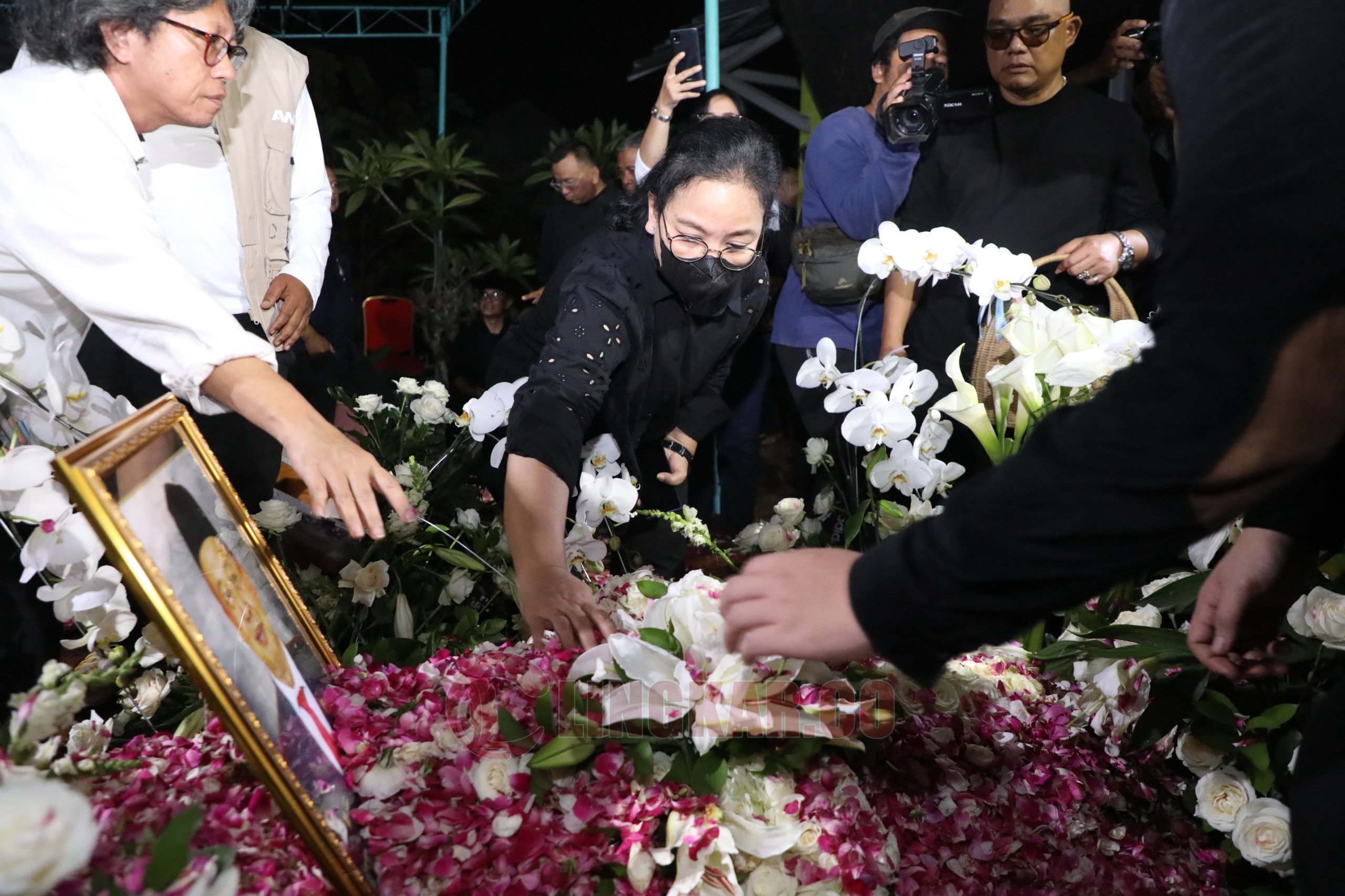 Wali Kota Semarang, Agustina Wilujeng menyambangi makan suami, V Djoko Riyanto. (dok Pemkot Semarang)