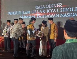 Gus Huda Terima Penghargaan atas Peran Aktif dalam Pengusulan Kyai Sholeh Darat sebagai Pahlawan Nasional