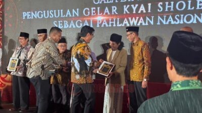 Pengasuh Pondok Pesantren Santri Ndalan Nusantara, Gus Huda saat menerima penghargaan saat menghadiri acara Pengusulan Gelar Kyai Sholeh Darat sebagai Pahlawan Nasional. (dok Alan Henry)