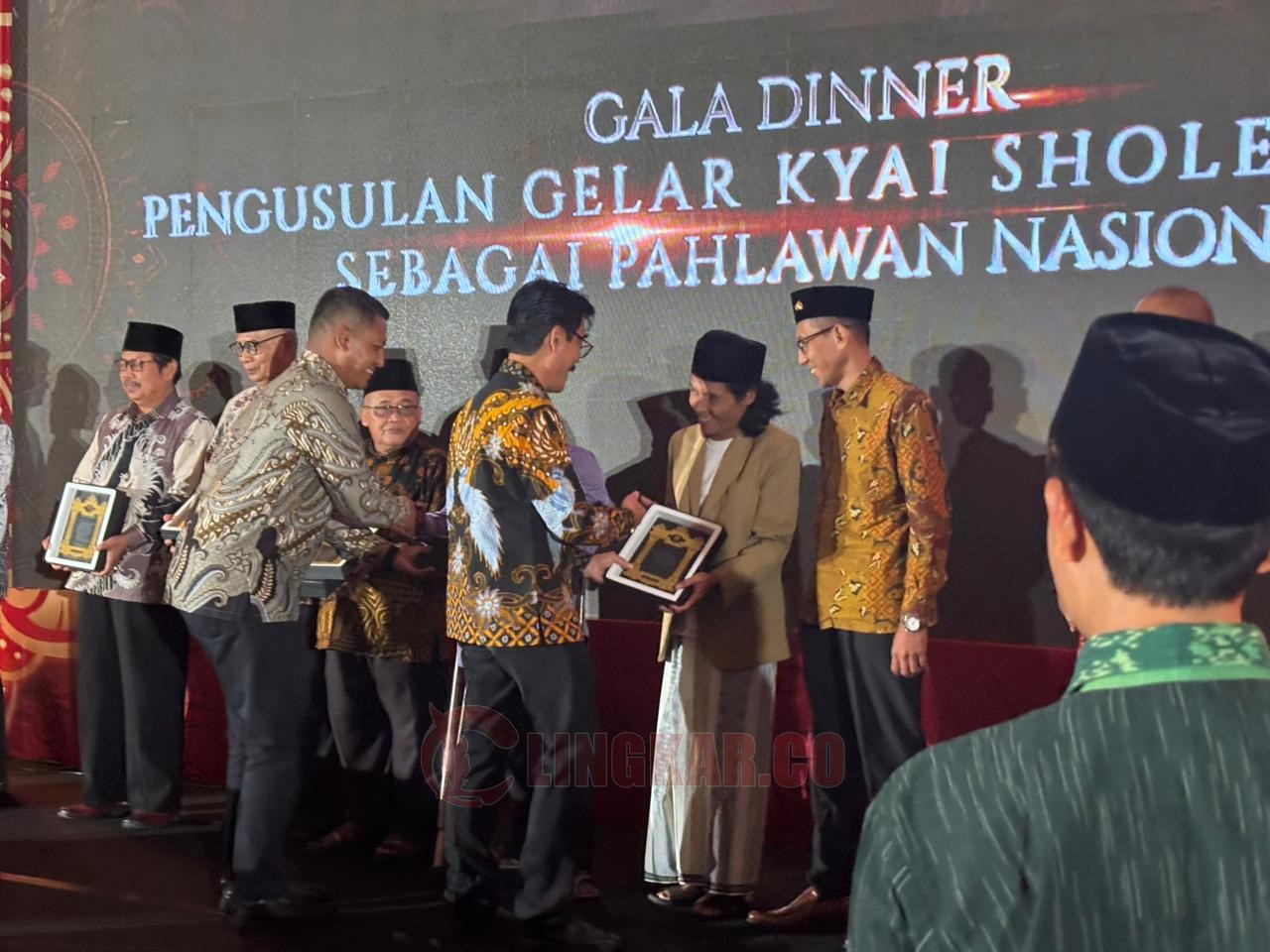 Pengasuh Pondok Pesantren Santri Ndalan Nusantara, Gus Huda saat menerima penghargaan saat menghadiri acara Pengusulan Gelar Kyai Sholeh Darat sebagai Pahlawan Nasional. (dok Alan Henry)