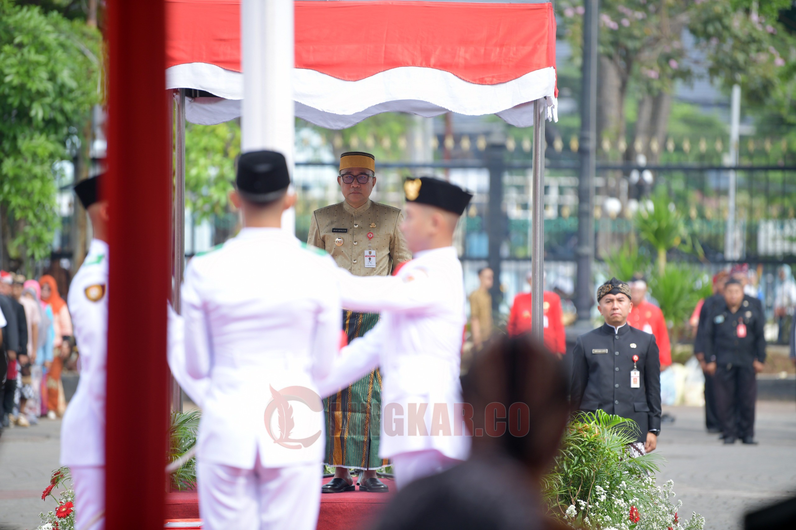 Wakil Wali Kota Semarang, Iswar Aminuddin saat memimpin upacara peringatan Hari Pahlawan di Balaikota Semarang. (dok Pemkot Semarang)
