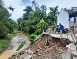 Tanggul Ambrol, Akses Warga di Perumahan Margorejo Terputus