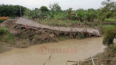 Jembatan darurat di Meteseh Tembalang hanyut akibat derasnya aliran Sungai Babon. (dok Istimewa)