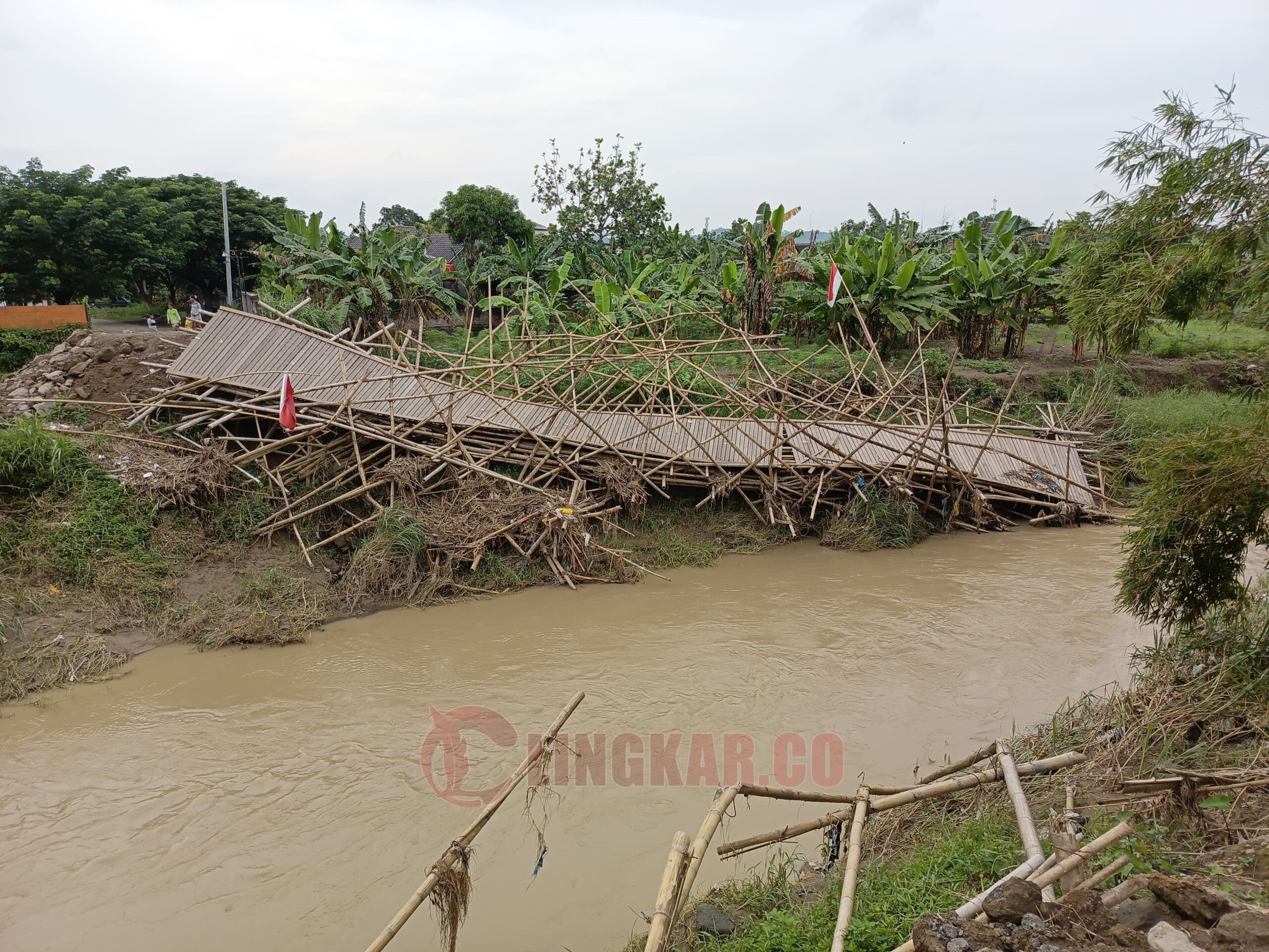 Jembatan darurat di Meteseh Tembalang hanyut akibat derasnya aliran Sungai Babon. (dok Istimewa)