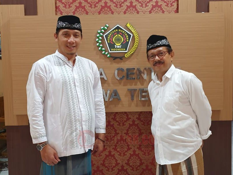 Ketua PWI Jateng Periode 2025–2030 Setiawan Hendra Kelana bersama Ketua Dewan Kehormatan PWI Jateng Periode 2025–2030 Amir Machmud NS. (dok PWI Jateng)
