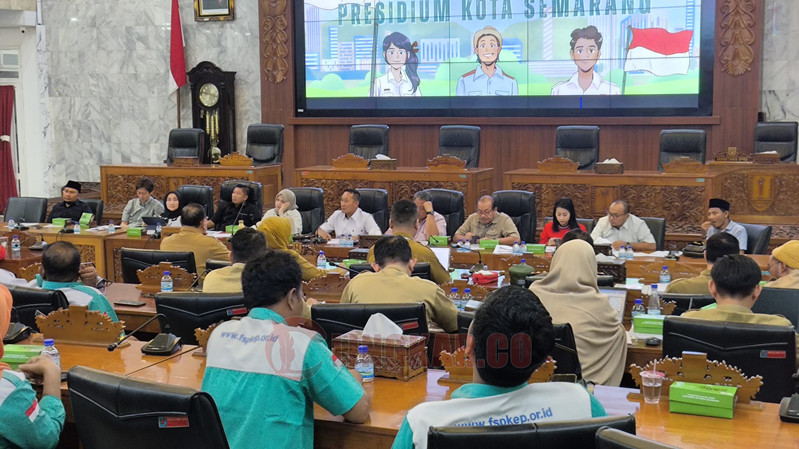 Dialog Dewan dan Buruh terkait usulan UMK di Gedung Paripurna DPRD Kota Semarang. (dok Alan Henry)