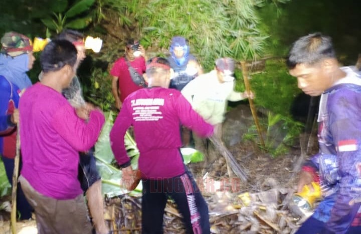 Evakuasi korban terahir tragedi hanyutnya Mahasiswa UIN Walisongo. (dok Basarnas Semarang)