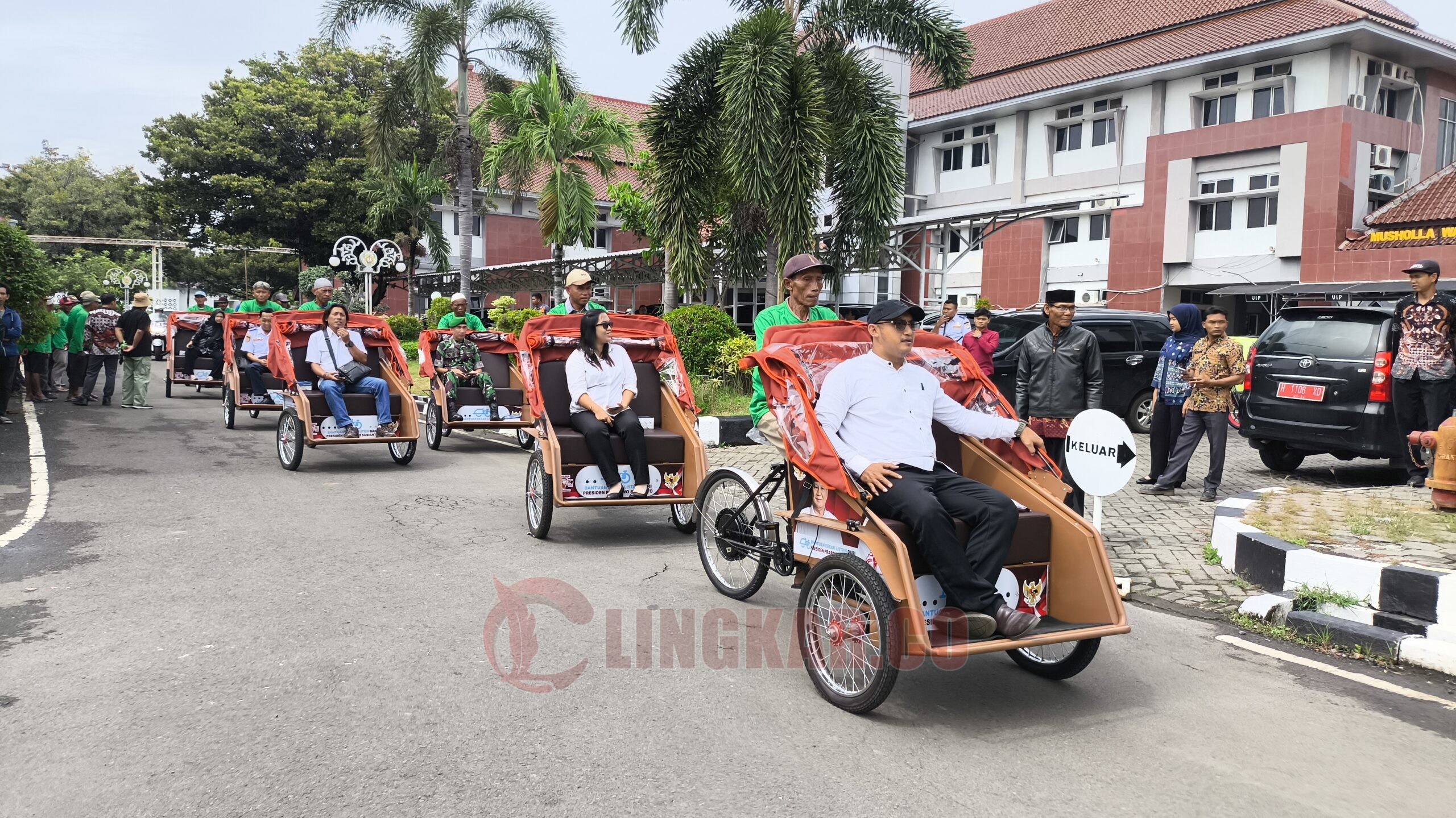 140 unit becak listrik resmi diserahkan kepada pengemudi becak di Kabupaten Kendal. (dok Alan Henry)