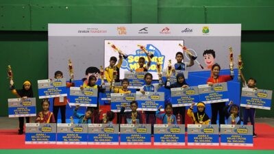 Para pemenang Festival SenengMinton Semarang 2025 di Polytron Stadium Universitas Diponegoro Semarang. (dok Alan Henry)