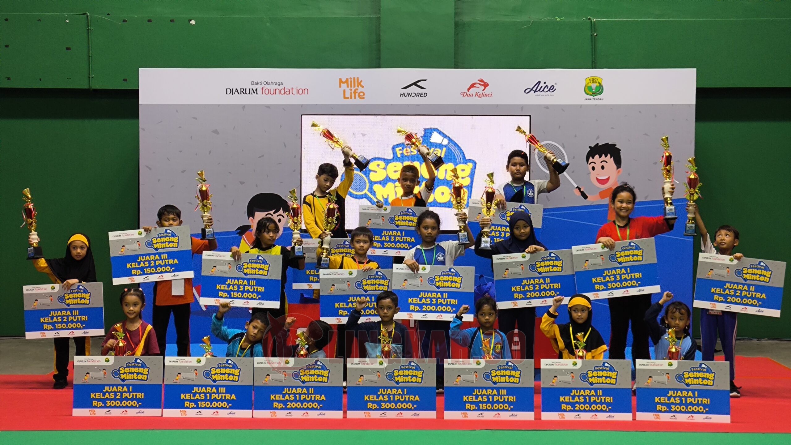 Para pemenang Festival SenengMinton Semarang 2025 di Polytron Stadium Universitas Diponegoro Semarang. (dok Alan Henry)