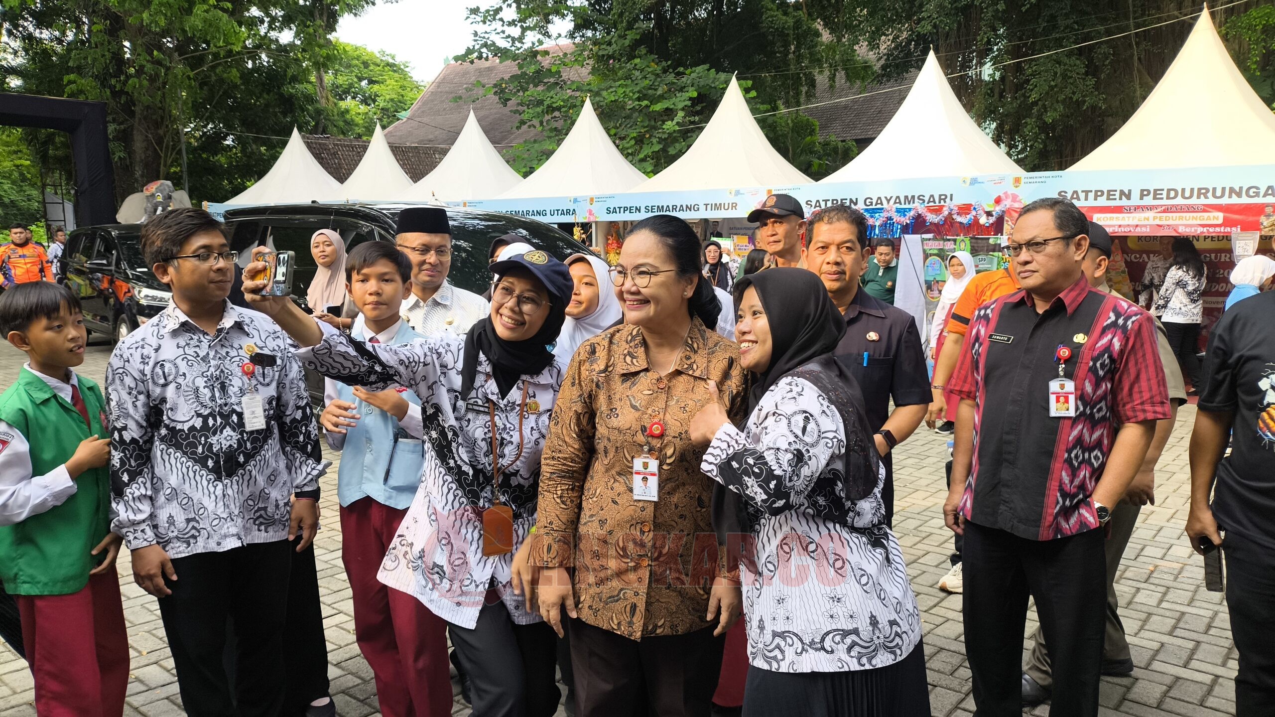 Wali Kota Semarang, Agustina Wilujeng Pramestuti saat berfoto bersama usai menghadiri peringatan Hari Guru Nasional di Taman Budaya Raden Saleh (TBRS) Semarang. (dok Alan Henry)