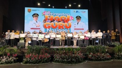 Wali Kota Semarang, Agustina Wilujeng Pramestuti saat berfoto bersama guru peraih prestasi dalam acara Puncak Peringatan Hari Guru (HGN) 2025 di Taman Budaya Raden Saleh. (dok Alan Henry)