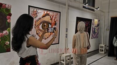 Pengunjung abadikan momen saat menghadiri pameran Wara di Gedung Oudetrap di kawasan Little Netherlands Kota Semarang. (dok Alan Henry)