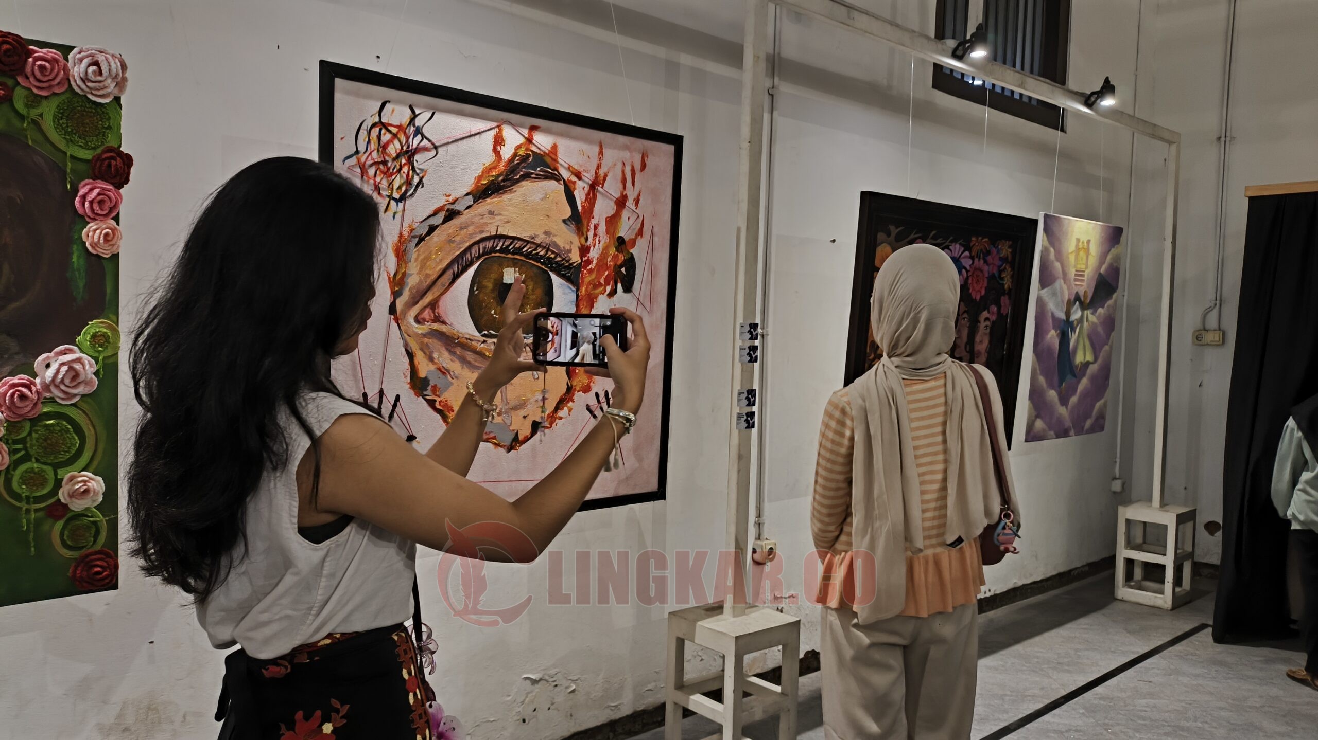 Pengunjung abadikan momen saat menghadiri pameran Wara di Gedung Oudetrap di kawasan Little Netherlands Kota Semarang. (dok Alan Henry)