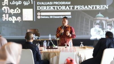 Sekjen Kemenag RI, Kamaruddin Amin saat membuka Evaluasi Program Direktorat Pesantren Tahun 2025 di Tangerang Selatan, Senin (9/12/2025).