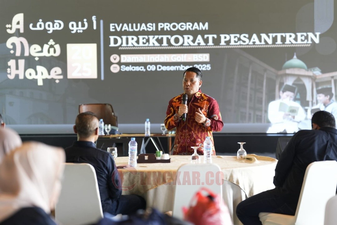 Sekjen Kemenag RI, Kamaruddin Amin saat membuka Evaluasi Program Direktorat Pesantren Tahun 2025 di Tangerang Selatan, Senin (9/12/2025).