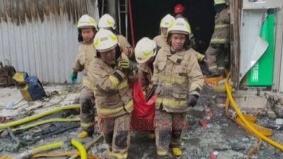Petugas saat melakukan evakuasi korban kebakaran gedung Terra Drone Jakarta Pusat. Foto: istimewa