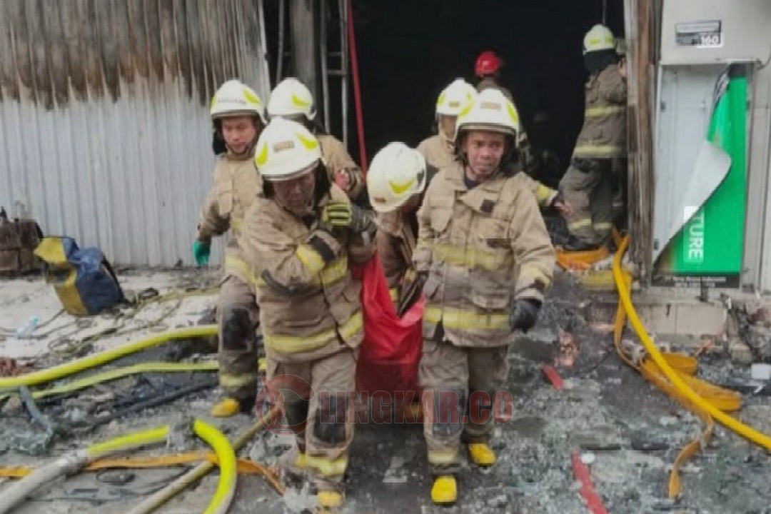 Petugas saat melakukan evakuasi korban kebakaran gedung Terra Drone Jakarta Pusat. Foto: istimewa