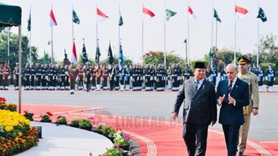 Presiden RI, Prabowo Subianto saat tiba di Pangkalan Udara Nur Khan. Foto: dokumentasi